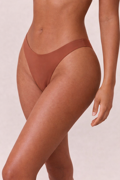 SKIJN™ SEAMLESS THONG | CLAY